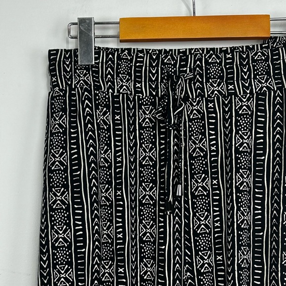 In Every Story 3/4 Length Pants 1X - Picture 3 of 4